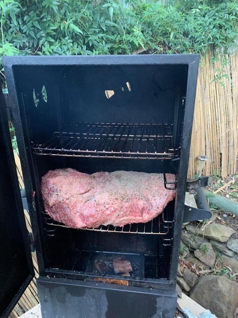 How to Smoke a Brisket in an Electric Smoker - Simply Meat Smoking Electric Smoker Brisket, Texas Style Smoked Beef Brisket, Beef Brisket Chili, Smoker Recipes Brisket, Brisket Marinade, Brisket Smoked, Smoked Beef Brisket Recipes, Brisket Meat, Beef Brisket Sandwich