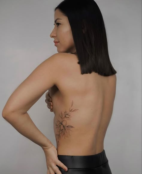 #floraltattoo #tattooideas #tattooart #tattoosforwomen Leaves On Ribs Tattoo, Rib Floral Tattoos For Women, Rib Tattoos For Women Flower, Womens Side Tattoos Ribs, Rib Flower Tattoo, Floral Rib Tattoo, Underboob Tattoos, Feminine Back Tattoos, Side Tattoos Women