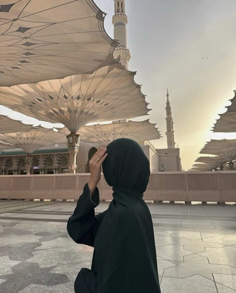 Woman Hijab Aesthetic, Medina Aesthetic, Niqabi Girl, Abaya Designs Latest, Muslimah Photography, Video Call With Boyfriend Screen Photo, Luxury Lifestyle Women, Hijabi Aesthetic, Mode Abaya