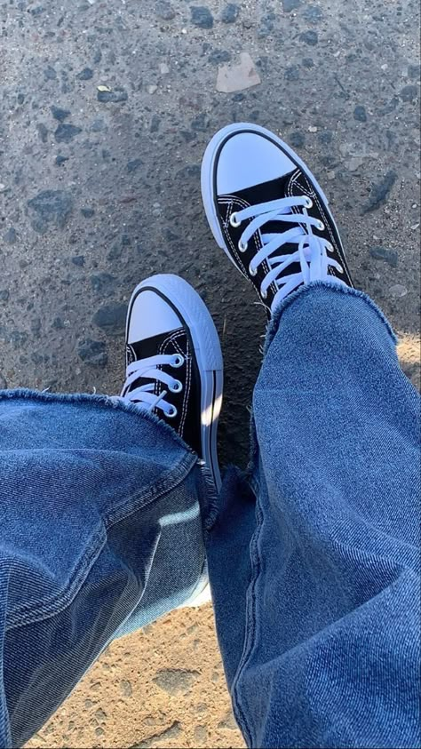 Shoes Aesthetic, Black Converse, Instagram Wallpaper, Aesthetic Shoes, Swag Shoes, Converse Shoes, Wallpaper Aesthetic, Sneakers Fashion, Converse