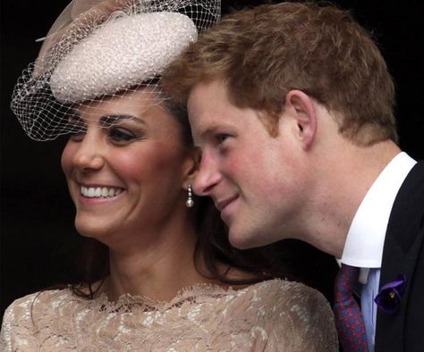 How Meghan Markle tore Prince Harry & Kate Middleton apart Prince Harry And Kate, Kate And Harry, Herzogin Von Cambridge, Prinz Harry, Kate Middleton Photos, Principe Harry, William Kate, Royal Families, Duchess Catherine