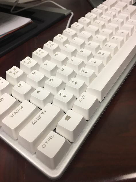 White Keyboard Aesthetic, Neutral Stationary, White Keyboard, Laptop Decoration, Stationary Organization, Bulletin Journal Ideas, Desktop Setup, Desk Inspiration, Pc Desk