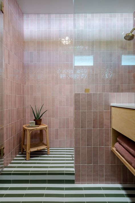 Bathroom Tile Ideas Colorful, 70s Pink Bathroom, Pink Shower Room, Pink Shower Tile, Green Pink Bathroom, Small Pink Bathroom, Mood Bathroom, Pink And Green Bathroom, Green And Pink Bathroom