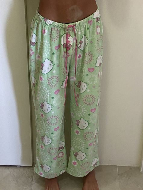 Green Hello Kitty, Hello Kitty Pajamas, Kitty Clothes, Hello Kitty Clothes, Cute Pjs, Cute Sleepwear, 2000s Fashion Outfits, Cute Pajamas, Hello Kitty Items