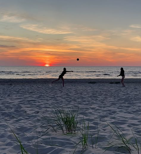 Volleyball Sunset Aesthetic, Volleyball On Beach Aesthetic, Beach Volley Aesthetic, Volleyball On Beach, Volleyball At The Beach, Summer Volleyball, Volleyball Beach, Summer Sport, Beach Volley