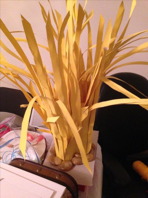 Savannah grass. 3 pool noodles hot glued to a piece of cardboard. Yellow poster board is cut into strips and glued in to the pool noodles: Egypt Vbs, Yellow Poster, Lion King Jr, Vbs Themes, Bible School Crafts, Wild Safari, Safari Birthday Party, Vbs Crafts, Tree Images