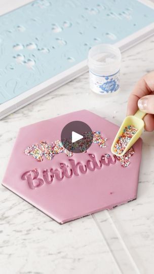 Fondant Letters, Fondant Cake Designs, Cake Hacks, Cake Decorating Piping, Fondant Decorations, Birthday Letters, Icing Recipe, Painted Letters, Cakes Cupcakes