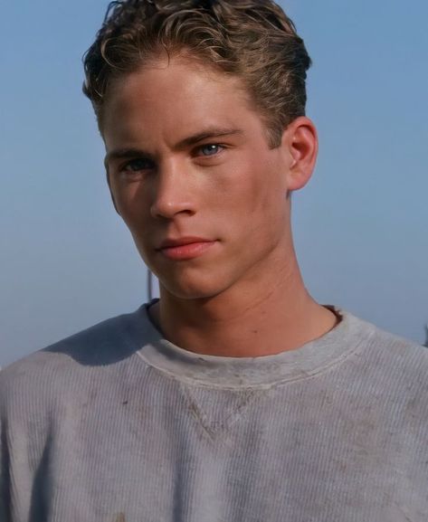 Paul Walker Haircut, Paul Walker Hair, Young Paul Walker, Paul Walker Wallpaper, Men's Curly Hairstyles, Paul Walker Pictures, Mens Haircuts Short, Paul Walker, Film Producer