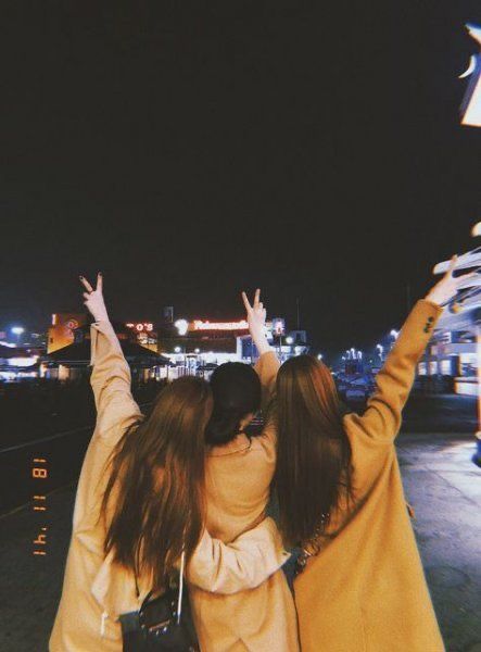 aesthetic group pics #trip #pics #pictures #photography #aesthetic #besties #friends #friendgroup #cute | a r i e l : a m i s City Lights, The Back, Photography Poses, Photography