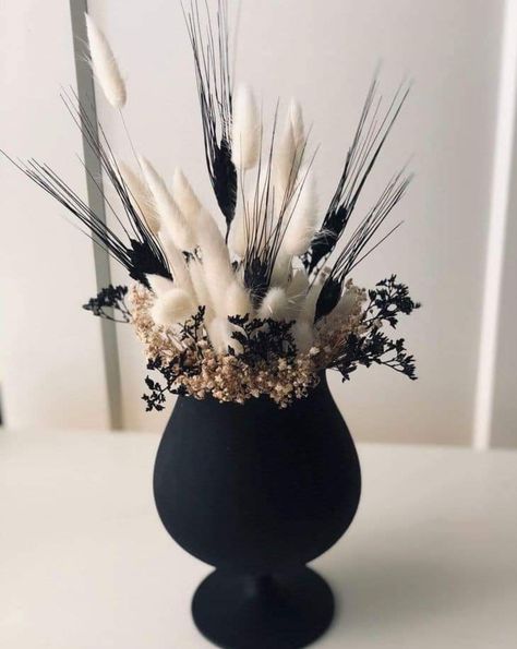 Black Vases Decor Ideas, Black Vase Decorating Ideas, Vase Decorating Ideas Living Room, Black Floral Arrangements, Black Vase With Flowers, Flowers In Black Vase, Black Vase Decor, Black Centerpieces, Black Living Room Decor