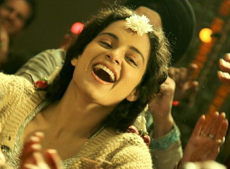 Still from queen movie Queen Kangana Ranaut, Ranjana Movie, Queen Movie Bollywood, Queen Movie, Best Bollywood Movies, Netflix Original Movies, Latest Bollywood Movies, Desi Love, Movies 2014