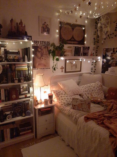 Small Room Inspo, Dream Bedroom Inspiration, Grunge Room, Room Redesign, Cute Bedroom, Redecorate Bedroom, Makeover Bedroom, Future Room, Dream House Rooms