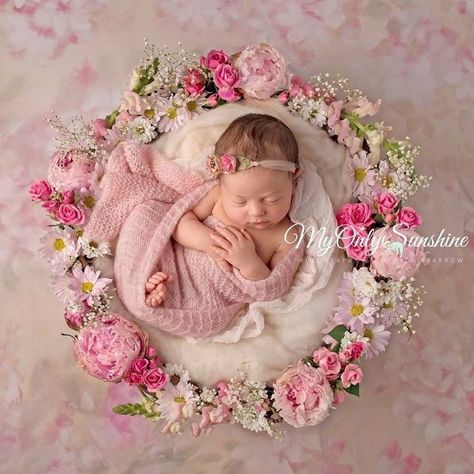 Newborn Picture Ideas, Foto Newborn, Newborn Photography Ideas, Newborn Baby Photoshoot, Newborn Photo Shoot, Newborn Photo Ideas, Baby Photo Shoot, Baby Sleep Problems, Newborn Pics