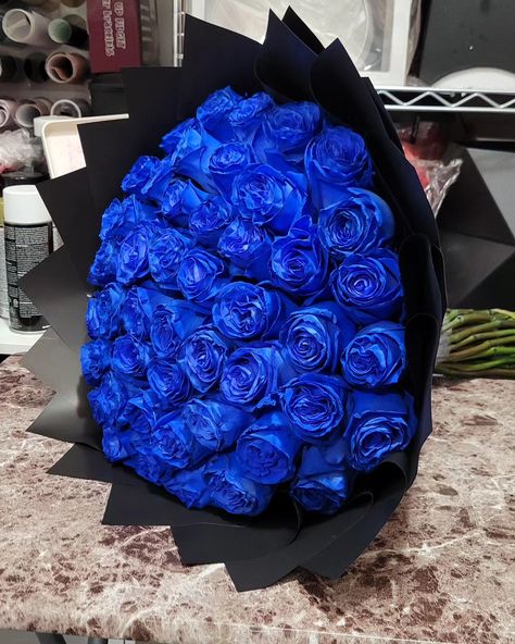 50 counts with a inicial Blue! ____________💙_____________ Las favoritas! . Pre-Order your bouquet 💐 for any occasions. Add On's available, Crowns 👑, balloons 🎈, toppers , Sash , pins 📌, chocolates 🍫 Dm or send a whatsapp to 914-648 2510 Delivery available 📍Yonkers,NY Follow me! . #blueroses #instagram #newpost #parati #love #couples #surprise #aesthetic #organic ##explorepage #yonkers #nyc Blue Roses, Chocolates, Pre Order, Flower Arrangements, Follow Me, 50 %, Balloons, Crown, Flowers