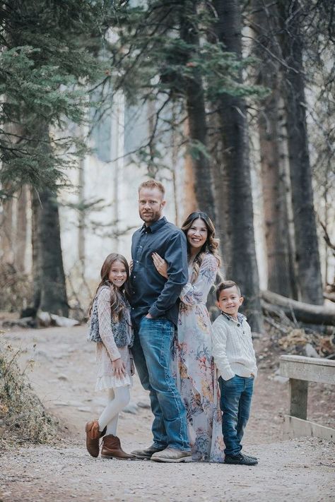 Family Portrait Ideas, Winter Family Photography, Family Photo Outfits Winter, Family Portrait Outfits, Winter Family Photos, Family Photos With Baby, Family Photoshoot Poses, Fall Family Photo Outfits, Family Portrait Poses