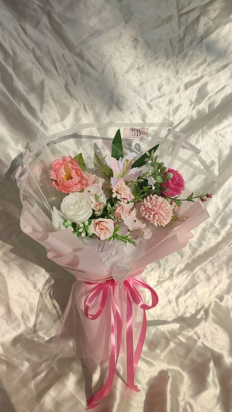 Buket terbuat dari bunga artificial atau palsu dengan tema berwarna pink, gemas dan cantik 17 Cake, Recycling Sorting, Flower Gift Ideas, Tumblr Wallpaper, Aesthetic Songs, Flower Gift, Soft Pink, Flowers Bouquet, Crafts For Kids