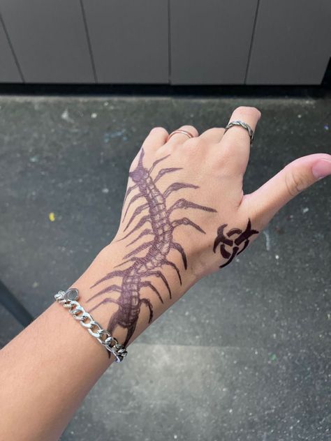 Centipede Hand Tattoo, Millipede Tattoo, Centipede Tattoo, Goth Tattoos, Watercolor Tattoo Ideas, Tattoo Ideas Males, Pay Check, Grunge Tattoo, Goth Tattoo