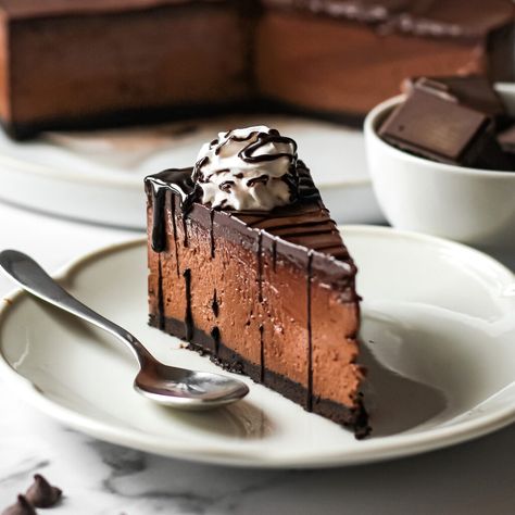 Vegan Chocolate Cheesecake - Project Vegan Baking Vegan Chocolate Cheesecake, Paleo Cakes, Chocolate Cheesecake Recipe, No Bake Chocolate Cheesecake, Graduation Desserts, Vegan Cheesecake Recipe, Vegan Cakes, Food Aesthetics, Vegan Cheesecake