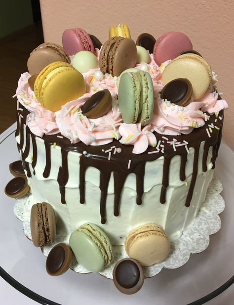 Macaroon Topped Cake, Cake With Macaroons, 18th Birthday Cake Designs, Macaroon Cake, 18th Birthday Cake, Cakes Recipes, Street Style Outfits Men, Cute Birthday Cakes, Cake Designs Birthday