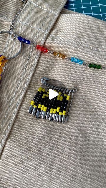 KAJAL creates 🍭 on Instagram: "Batman bag pin 🖤✨ Tag someone who needs this 😜 

Materials 
💠 2mm seed beads in black and yellow 
🧷 11 pins #0 size and 1 pin #2 size 

Inspiration: @pinterest @pinterestindia 

Batman, Matching pins, batman diy, batman bag pin, cute diy, cute gifts for him, diy for boyfriend, diy ideas, things to do when you’re bored, batman gifts, seed beads, safety pin diy, beads diy, super hero diy #kajalcreates #batman #batmandiy #bagpin #beadsbagpin #beadsdiy #craftydiy #cutegifts #diygifts #diyideas #gifts #giftsideas #100dayschallenge #thingstodowhenyourebored #diyprojects" Batman Diy Gifts, Batman Gifts For Boyfriend, Diy For Boyfriend, Diy Cute Gifts, Cute Gifts For Him, Batman Bag, Safety Pin Diy, Safety Pin Jewelry Patterns, Diy Batman