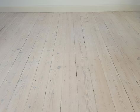 Guide: Give Your Floor a Nordic Look - Nordic Food & Living Nordic Flooring, Scandinavian Flooring, White Floorboards, Scandinavian Floor, Danish Decor, Nordic Food, Hardwood Flooring Ideas, Nordic Floor, Old Wood Floors