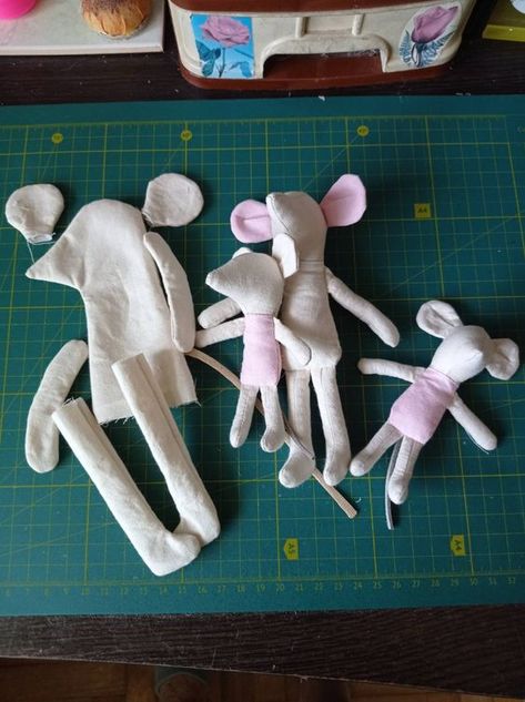 Diy Maileg Mice, Felt Mouse Pattern Free, Maileg Mouse Pattern, Diy Maileg, Dress Sweater Outfit, Kids Christmas Gifts Diy, Maileg Mouse Clothes, Pokemon Torte, Doll Clothes Diy