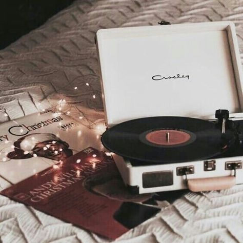 Christmas Tunes, Christmas Aesthetic Wallpaper, Record Players, Christmas Mood, Record Player, Christmas Aesthetic, Aesthetic Vintage, Cozy Christmas, My New Room