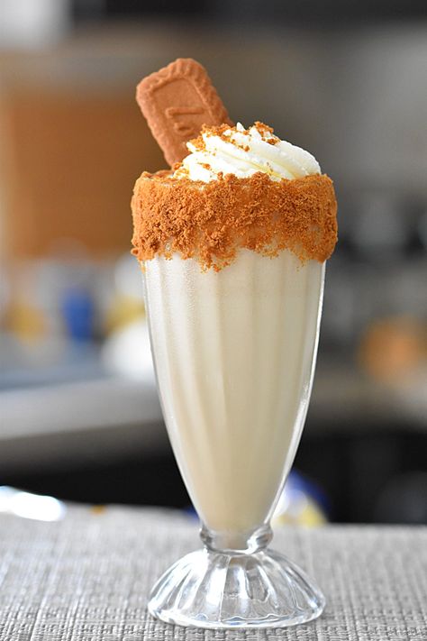 Lotus Milkshake, Biscoff Milkshake, Yummy Milkshake Recipes, Peanut Butter Milkshake, Mango Milkshake, Lotus Biscoff, Chocolate Milkshake, Milkshake Recipes, Milkshakes