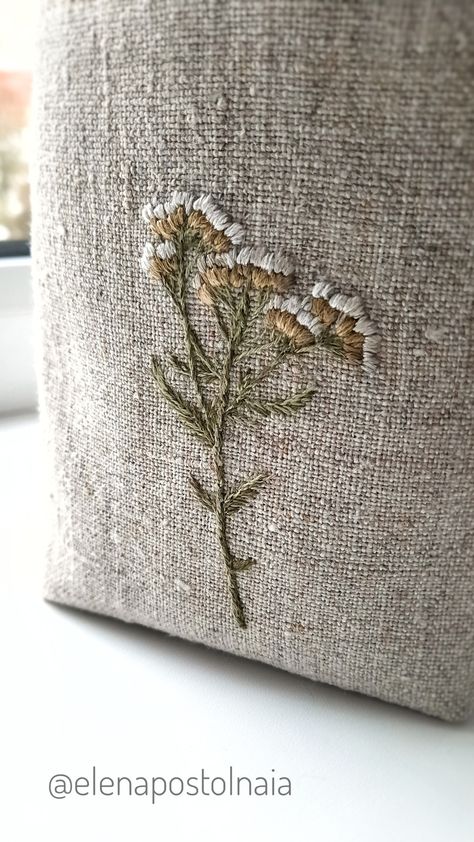 Plant embroidery, herb embroidery, floral embroidery, floral embroidery, herbarium, yarrow, wildflower embroidery, botanical embroidery, botany embroidery, beautiful embroidery #embroidery #needlework #embroideryflowers #handembroidery #embroideryart #modernembroidery #wildflowerembroidery #botanikal #handmade #handembroidery #flowerstitch #bordadora #ricamo #bordado Burlap Embroidery Ideas, Embroidery On Burlap, Burlap Embroidery, Herb Embroidery, Wildflower Embroidery, Plant Embroidery, Animal Embroidery Patterns, Fancy Purses, Silk Ribbon Embroidery Patterns