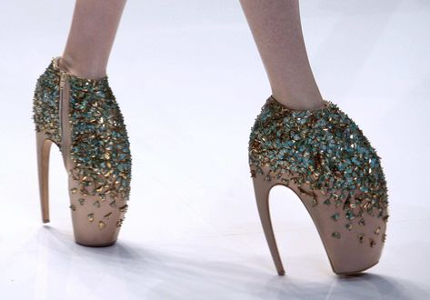 Alexander McQueen’s Spring 2010 Armadillo Heels Lady Gaga Shoes, Crazy High Heels, Fairy Shoes, Alexander Mcqueens, Ugly Shoes, Alexander Mcqueen Shoes, Killer Heels, Super High Heels, Next Fashion