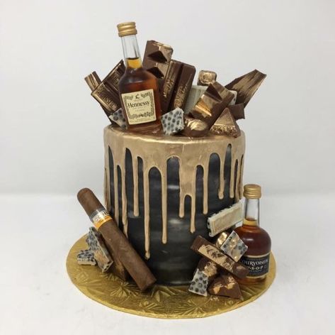 Black And Gold Drip Cake, Hennessy Cake, Gold Drip Cake, 50th Birthday Party Ideas For Men, Liquor Cake, Alcohol Cake, Birthday Party Snacks, Dave East, Gold Drip