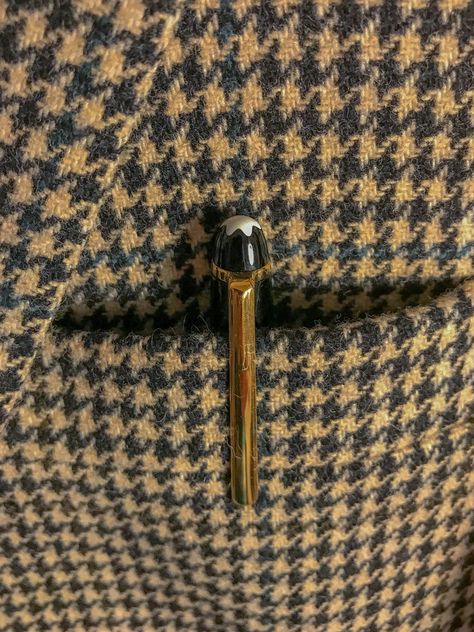 Montblanc Meisterstuck ballpoint pen in the pocket of a houndstooth jacket. Montblanc Pen Aesthetic, Mont Blanc Pens, Fountain Pen Aesthetic Vintage, Expensive Pens Mont Blanc, Most Expensive Pen, Stationary Accessories, Kimberly Clark, Army Images, Montblanc Pen