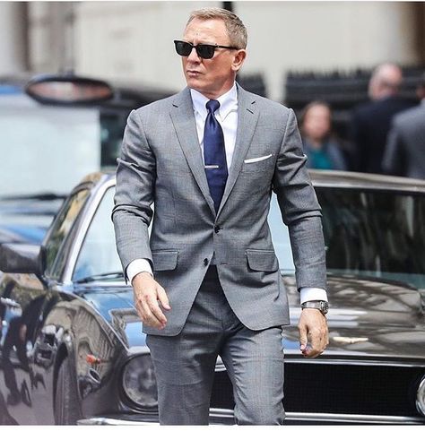 James Bond grey suit white shirt and navy blue tie Grey Suit Blue Tie, Grey Suit White Shirt, Grey Suit Combinations, Yellow Jacket Outfit, Yellow Skirt Outfits, James Bond Suit, Daniel Craig Style, Mustard Yellow Outfit, Bond Suits