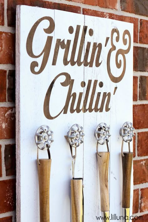 grillin-and-chillin-sign-7 Casa Country, Summer Signs, Grill Set, Diy Holz, Cadeau Diy, Pallet Signs, Pallet Art, Summer Diy, Pallet Ideas