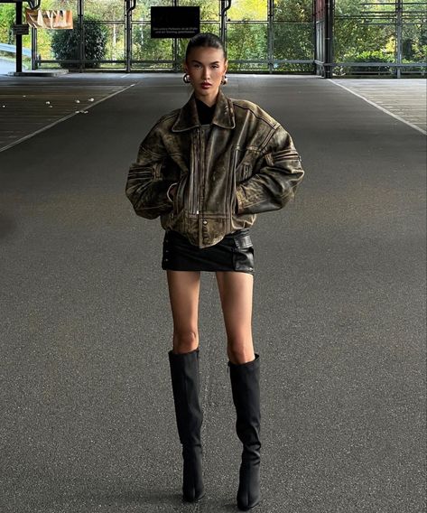 Skirt And Knee High Boots, Leather Dress Outfit, Mini Leather Skirt, Knee High Boots Outfit, Monochromatic Fashion, Leather Skirt Outfit, High Boots Outfit, Miniskirt Outfits, Fire Fits