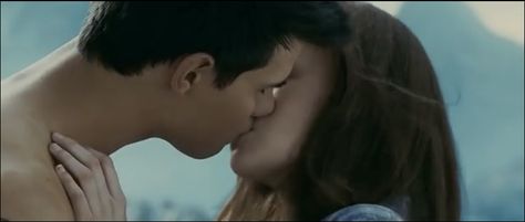 Bella and Jacob's Kiss Jacob And Bella Kiss, Twilight Music, Jacob And Bella, Dont Deserve You, Team Jacob, Twilight Book, I Want To Cry, Jacob Black, The Twilight Saga