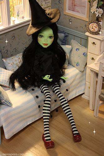 West witch - OZ Customized Dolls, Custom Tattoos, Black Cosplay, Wicked Witch Of The West, Diy Dolls, Custom Monster High Dolls, Monster High Custom, Monster High Repaint, Witch Doll