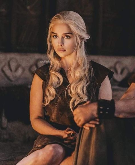 Image result for daenerys targaryen season 5 on We Heart It Emilia Clarke Daenerys Targaryen, Game Of Throne Daenerys, Gra O Tron, Sun Tzu, Mother Of Dragons, Stephen Hawking, Emilia Clarke, Garden Cottage, Serie Tv