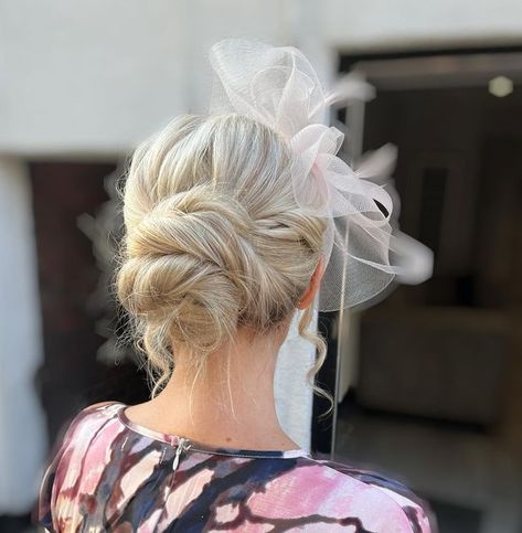 Fascinator Hairstyles Down, Hair Ideas With Fascinator, Races Hair Styles, Hair Updos With Fascinator, Hair With Fascinator Hairstyles Down, Short Hair Updo With Fascinator, Wedding Guest Hair Up With Fascinator, Updos With Fascinators, Wedding Hairstyles With Fascinator