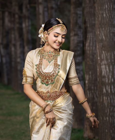 South Bridal Jewellery, Dhaare Saree, South Indian Bride Jewellery, Bride Reception Dresses, South Indian Bride Saree, Beauty And Grace, Simple Lehenga, Bridal Sarees South Indian, Simple Saree Designs