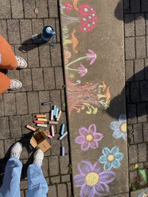 Chalk Drawing Aesthetic, Chalk Drawings Aesthetic, Chalk On Sidewalk, Spring Hobbies, Best Friend Hangout Ideas, Chalk Art Aesthetic, New Hobby Aesthetic, Happy Vibes Aesthetic, Cute Hobbies