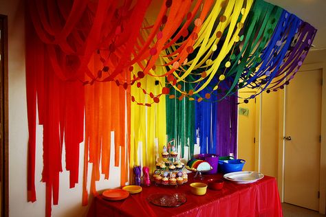 Streamer Decorations...can do it in any color. so unique and creative. great backdrop for cake table/snack table Maker Fun Factory, Streamer Decorations, Theme Carnaval, Art Birthday Party, Rainbow Theme, Art Birthday, Rainbow Birthday, Art Party, Care Bear