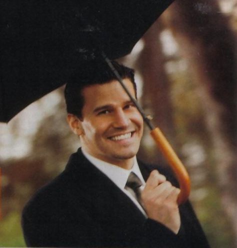 Seeley Booth...Bones *swoon* - love how I always had a crush on him as a teen and my boyfriend looks just like him!! Booth Bones, Seeley Booth, Booth And Bones, Bones Tv Show, David Boreanaz, Hey Good Lookin, Hot Actors, Handsome Actors, Tom Hardy