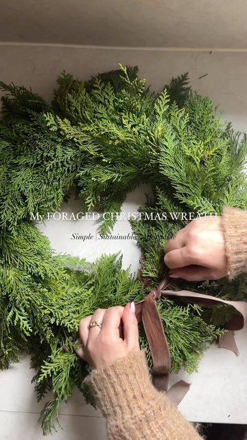 Pine Needle Wreath Diy, Make Advent Wreath, Cypress Wreath Diy, How To Make A Cedar Wreath, Real Christmas Wreaths Diy, Diy Nature Wreath, Diy Fern Wreath, Cedar Christmas Wreath, Diy Foraged Wreath