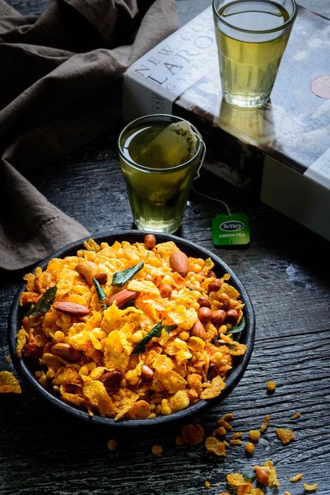 Cornflakes Namkeen Mixture or Makai Flakes/ chivda is something every Indian is familiar with. A dry snack that uses deep fried ingredients and spices to put together one of the most addictive and tasty foods, it can be enjoyed with tea or anytime you feel hungry through the day. Namkeen Photography, Indian Namkeen, Chips Photography, Snacks Photography, Mixture Recipe, Healthy Munchies, Diwali Recipes, Diwali Snacks, Snacks Appetizers