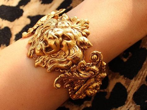 Queen Ursula's lion bracelet Lannister Aesthetic, Casterly Rock, Gryffindor Aesthetic, Lion Bracelet, Lizzie Hearts, Aesthetic Gold, Cersei Lannister, Gold Lion, Cats Aesthetic