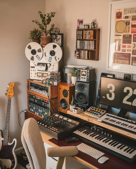 GEAR EUPHORIA (@geareuphoria) • fotos e vídeos do Instagram Music And Study Room, Apartment Recording Studio, Guitar Studio Aesthetic, Bedroom Ideas Photos, Closet Music Studio, Music Studio Bedroom Ideas, Home Music Studio Aesthetic, Music Studio Apartment, Music Studio Wallpaper