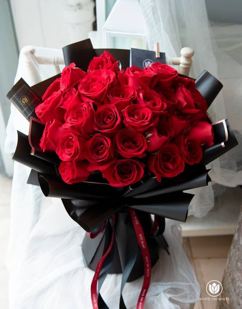 30 Stalks Red Roses, Classic Red never goes wrong! Red Rose Arrangements, Red Flower Bouquet, Dream Birthday, Valentine Bouquet, Rose Flower Pictures, Flower Bouquet Diy, Red And White Roses, Flower Gift Ideas, Red Rose Bouquet