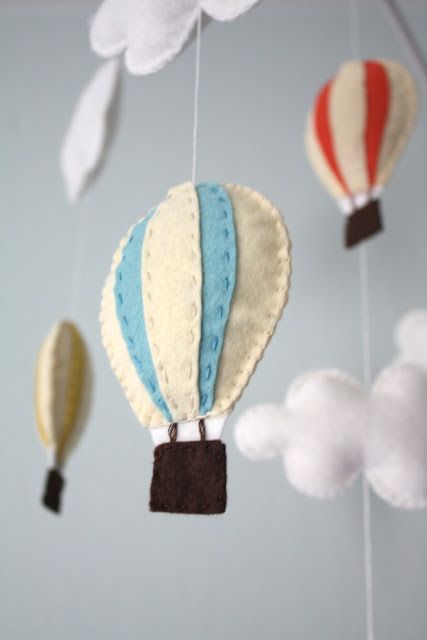 DIY felt project, projects using felt, cheap craft projects, DIY craft projects, projects using felt, projects using felt for adults, balloon mobile, balloon and cloud mobile, kids mobile, mobile for kids nursery, mobile for neutral nursery, decor for neutral nursery, kids bedroom decor, nursery decor Diy Hot Air Balloons, Mobile Diy, Balloon Mobile, Diy Baby Mobile, Vintage Hot Air Balloon, Diy Bebe, Orange Baby, Diy Mobile, Baby Crib Mobile