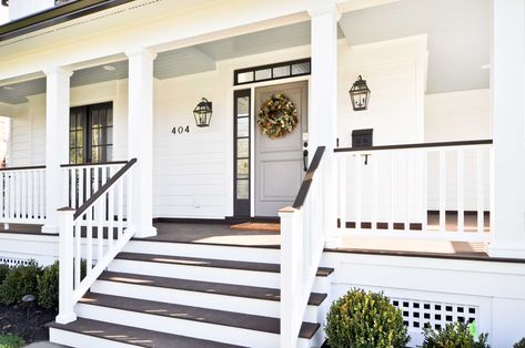 Farmhouse Style Porch Railings, Vinyl Deck Railing Ideas, Front Deck Ideas Entrance, Porch Modern Farmhouse, Seaview House, Exterior Railing, Porch Modern, Nola House, Front Porch Stairs